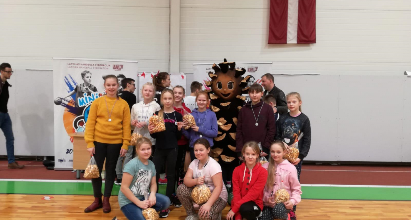 Handbolistēm lielisks sniegums minihandbola festivālā