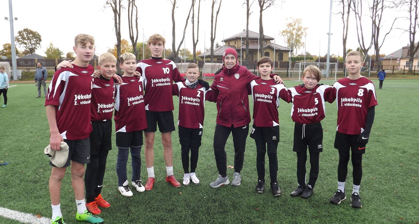 Spēlē lielo skolu jaunāko grupu futbolisti