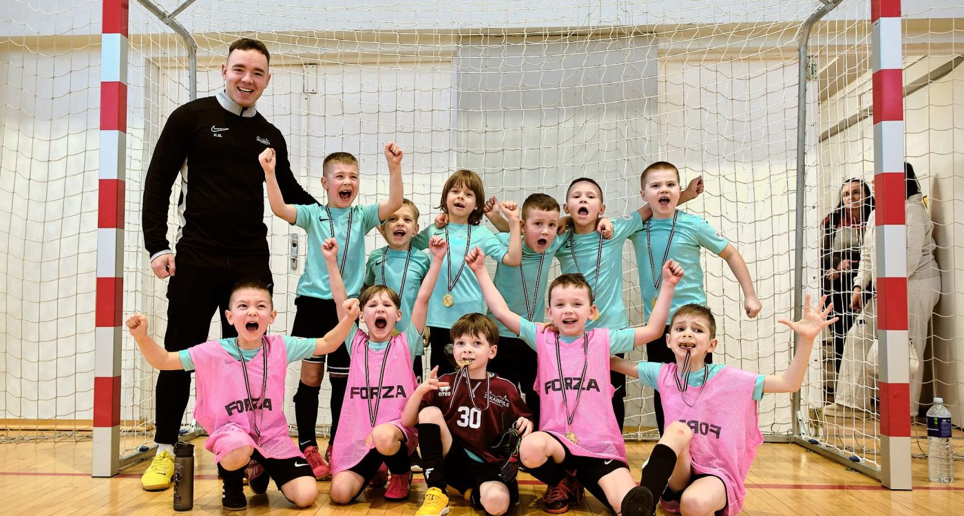 Jaunie futbolisti Rīgā apliecina drosmi un azartu