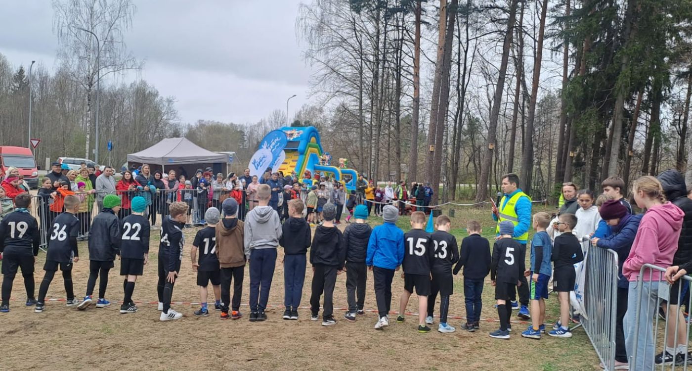 Vieglatlēti noskrien tradicionālo pavasara krosu Līvānos