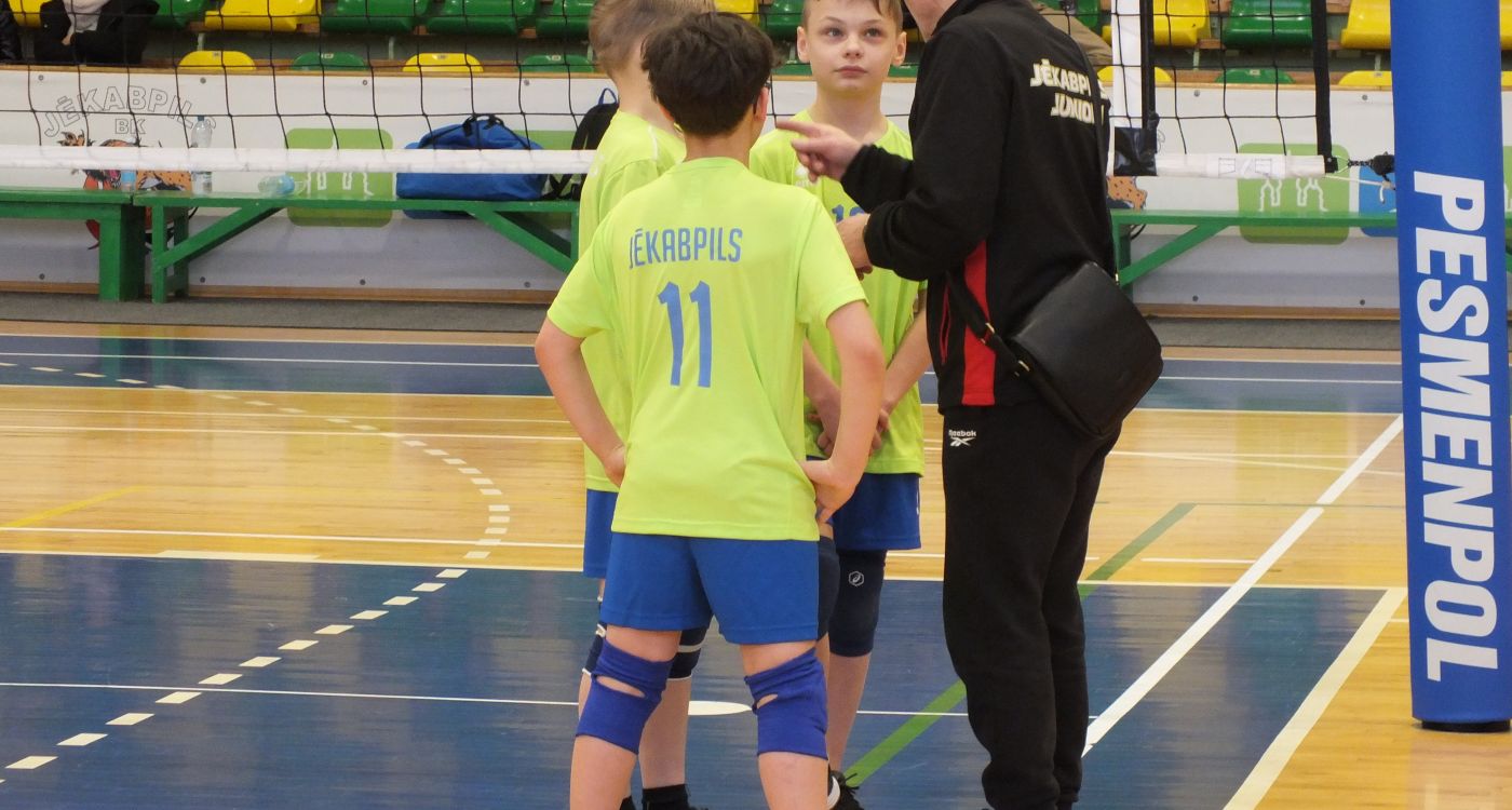 Volejbolā sabraukums jaunākajiem čempionāta dalībniekiem