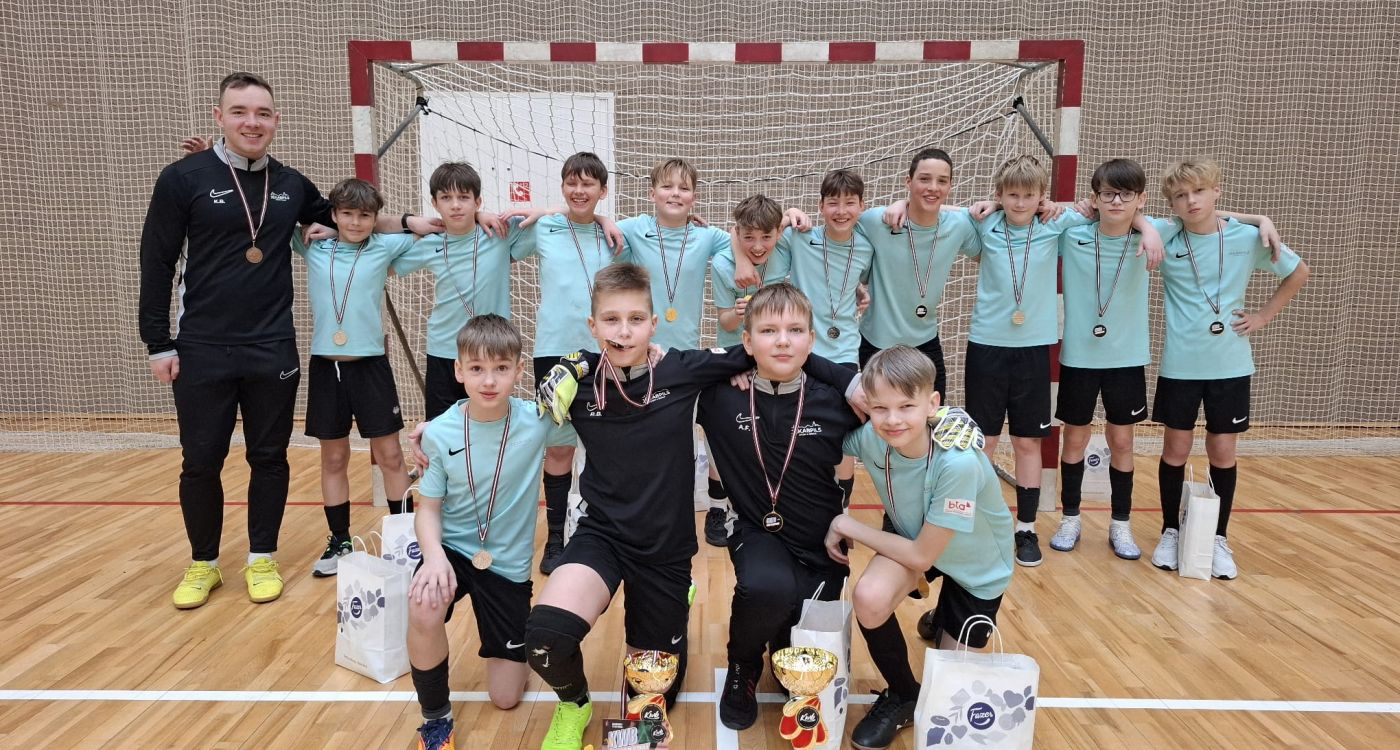 Futbolisti pārved KWB kausu