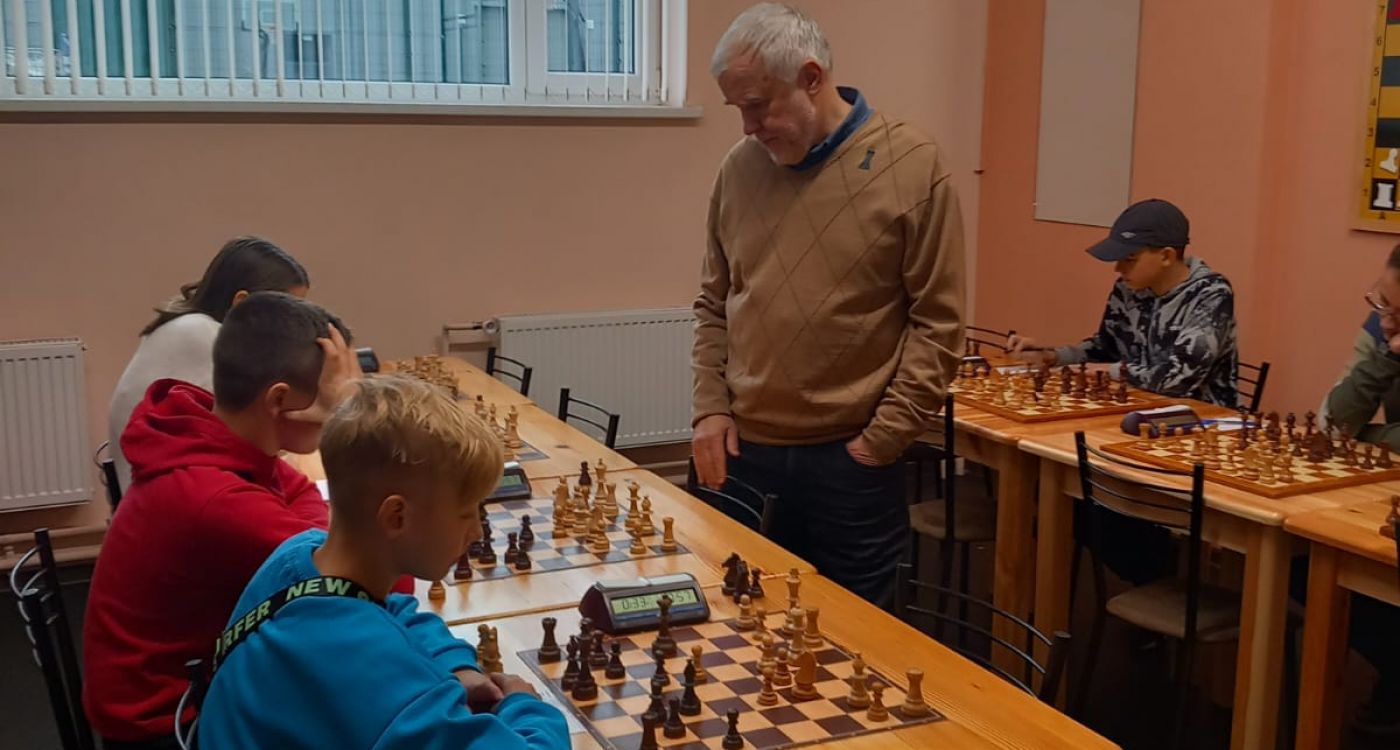 Jaunie šahisti piedalās simultānspēles seansā