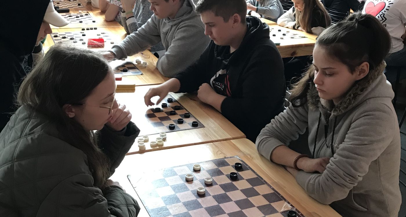 Sacenšas lielo skolu dambretisti