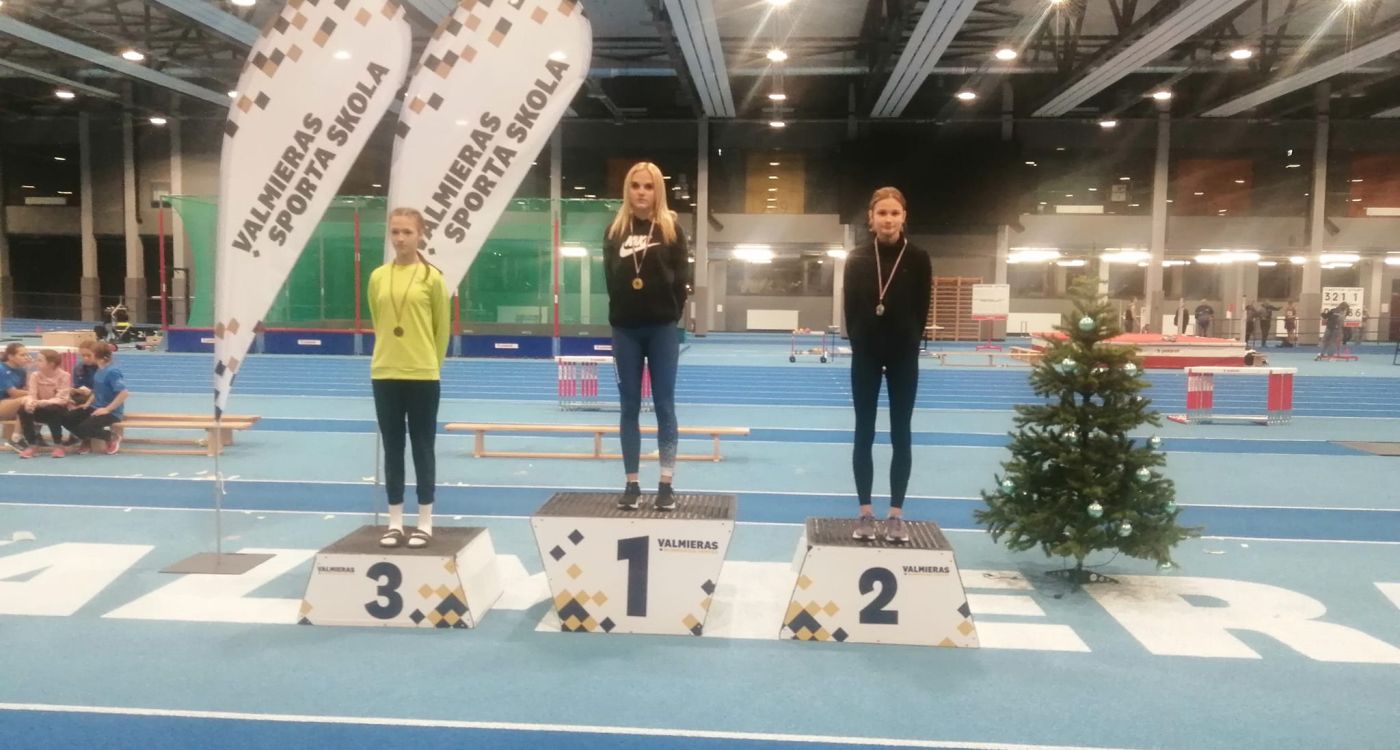 Vieglatlēti piedalās Valmieras Ziemassvētku kausos