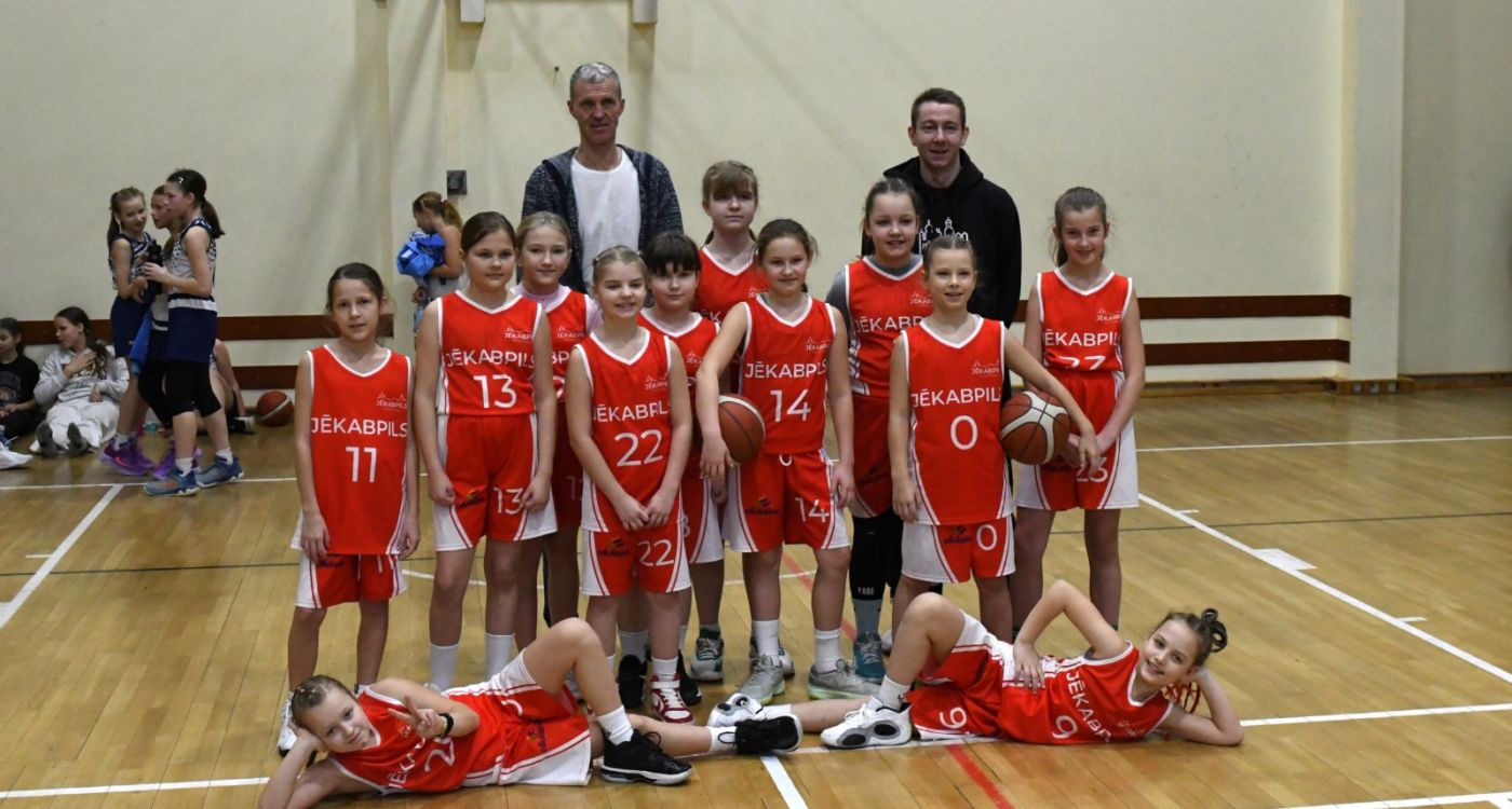 Jaunās basketbolistes pārbauda savus spēkus turnīrā