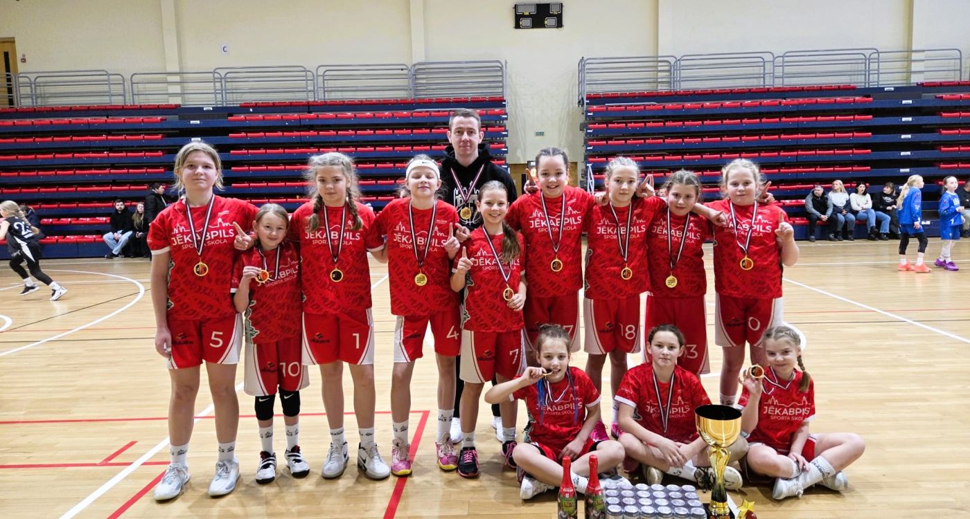 Basketbolistes no Cēsīm atgriežas ar kausu