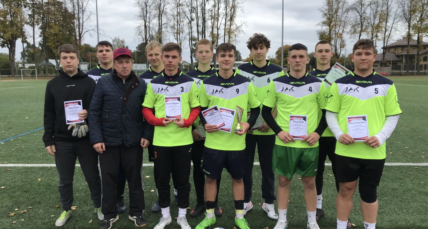 Futbolā spēkiem mērojas lielo skolu vecākās grupas