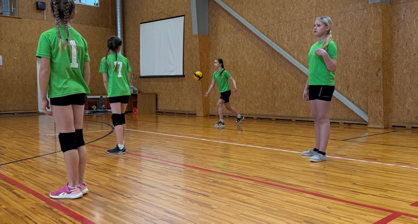 Ar jaunāko klašu sacensībām noslēgušās skolu sacensības volejbolā