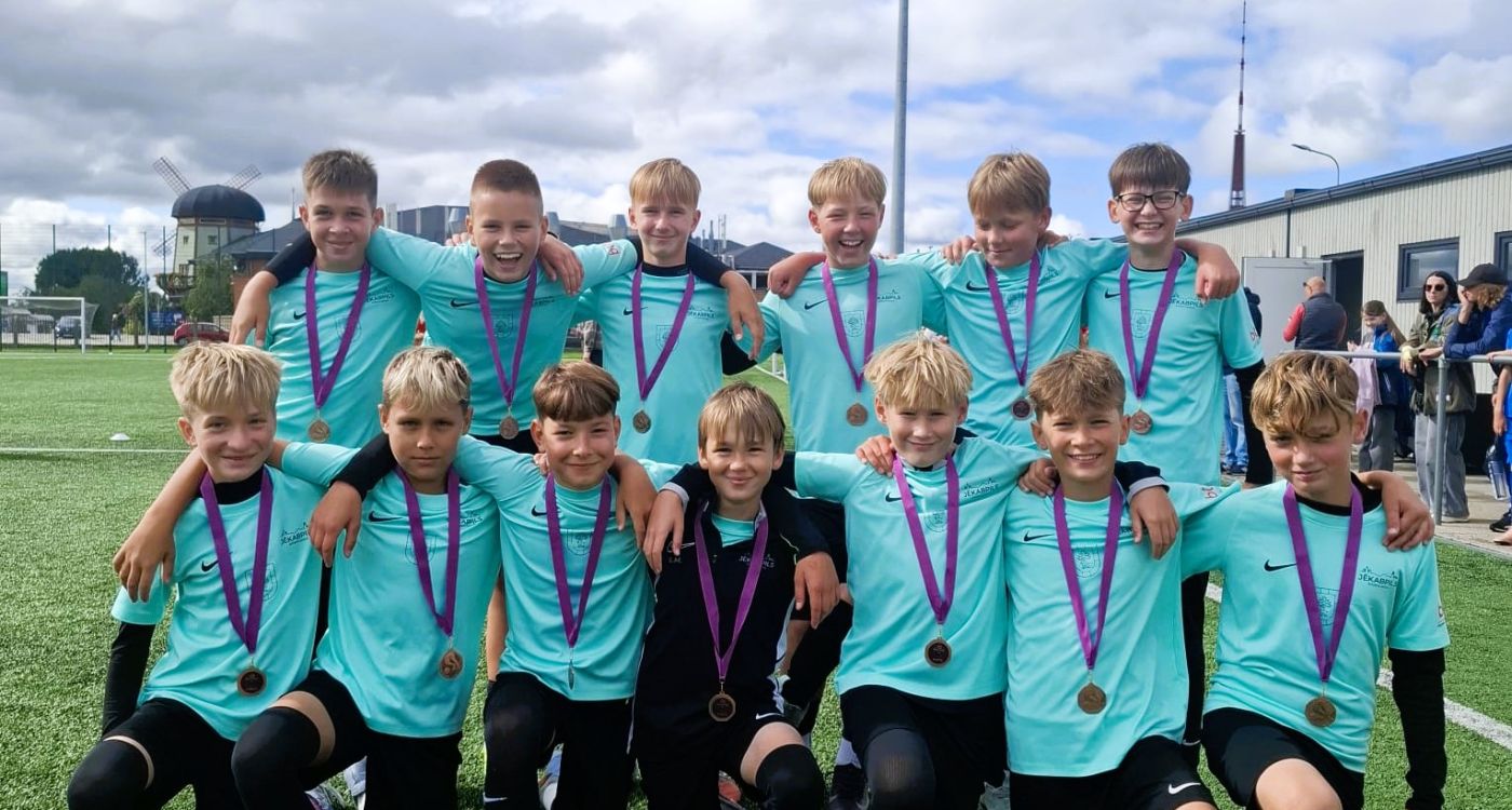 U12 futbolistiem bronza Rīgā
