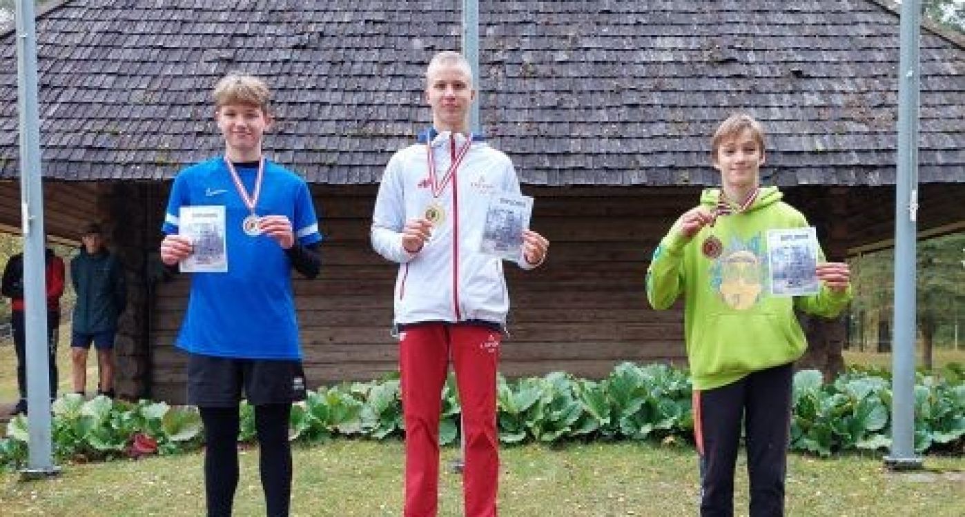 Skolu skrējēji pārbauda spēkus rudens krosā