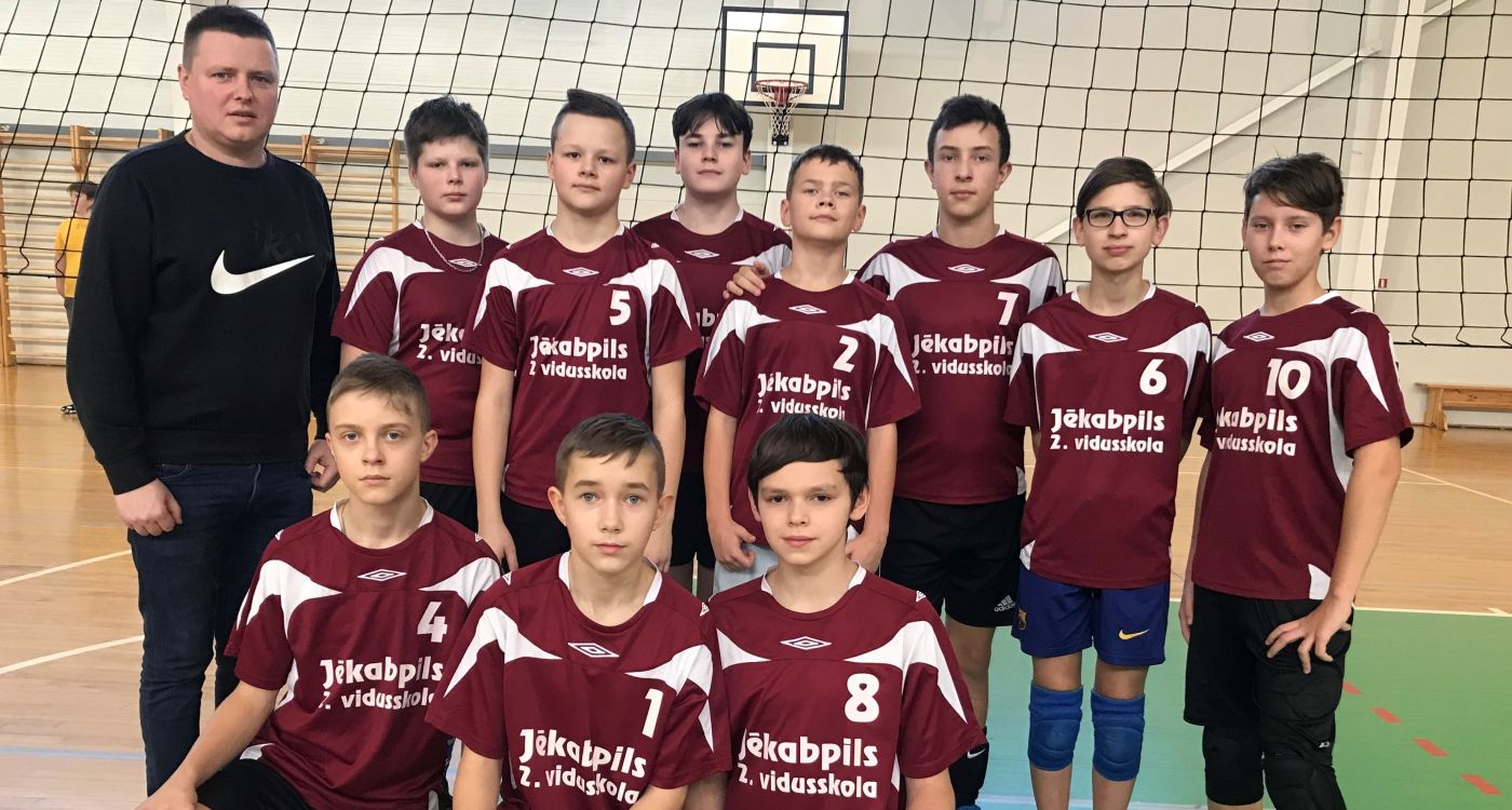 Finišē skolu sporta lielo skolu volejbols