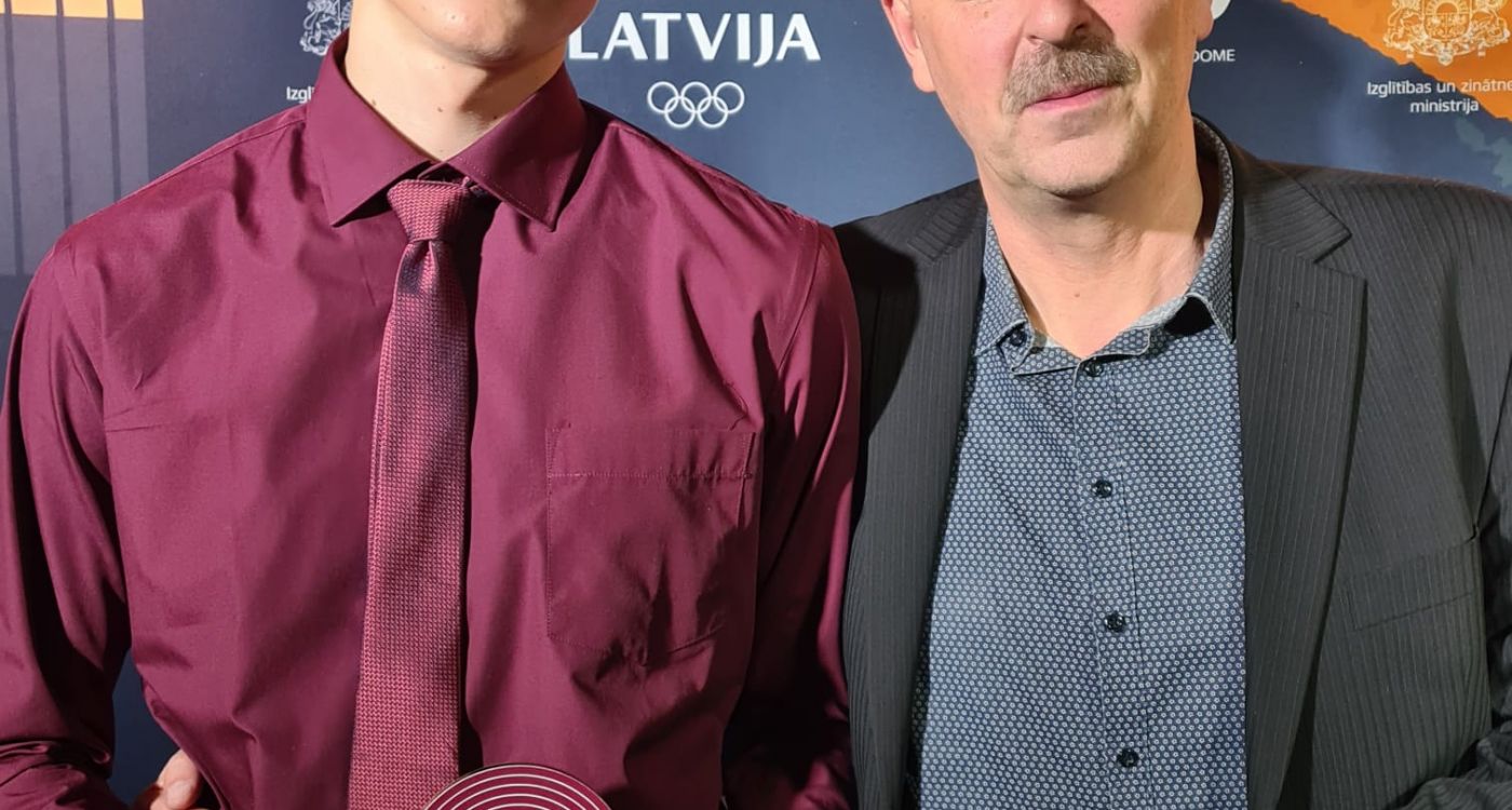 Augstlēcējs Edvarts Eglītis saņem balvu ‘’Gada U18 vieglatlēts’’
