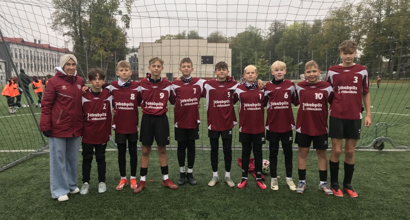 Futbolu uzsāk lielo skolu jaunākās grupas