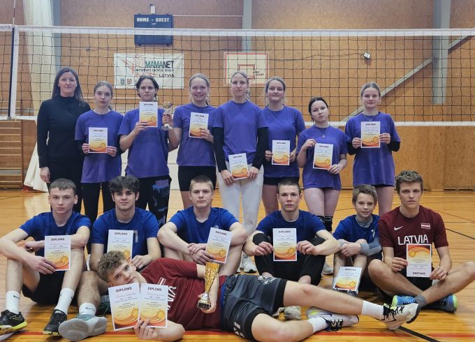 Volejbols mazo skolu vecākajā grupā