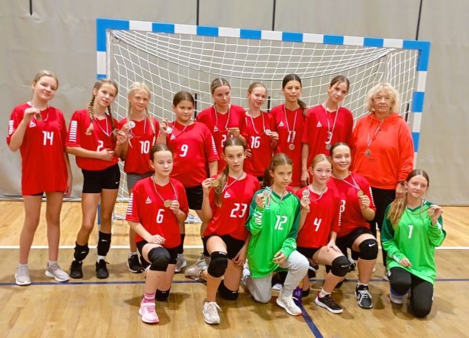 Handbolistēm Salaspilī sudrabs