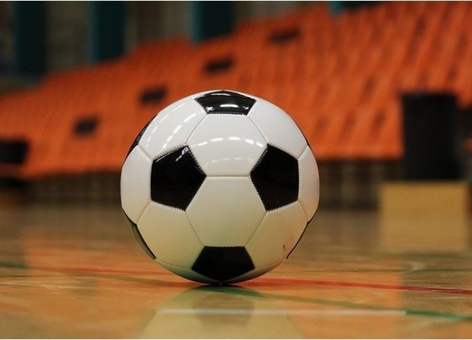 Telpu futbolistiem mainīgas sekmes