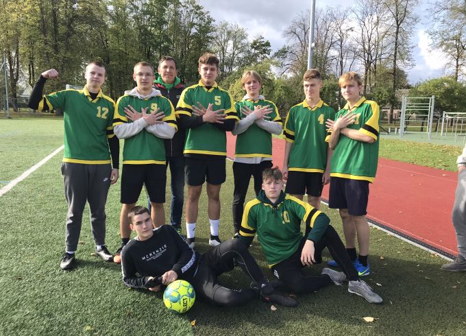Skolu sporta futbols turpinās