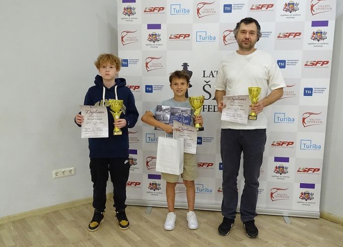 Jēkabpils Sporta skolas šaha treneris kļūst par Latvijas čempionu, audzēknis izcīna vicečempiona titulu