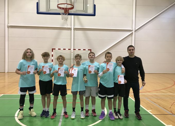 Turpinās basketbols lielo skolu grupā