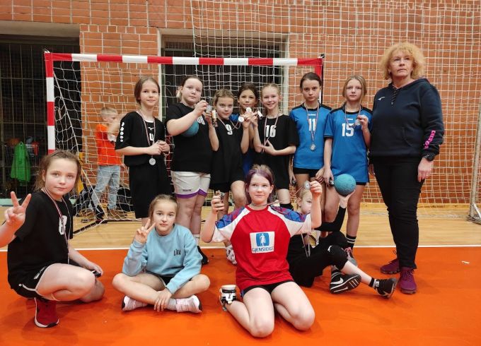 Piecas komandas piedalās Mini sirsniņu handbola festivālā