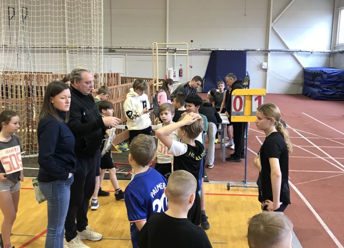 Skolu sporta vieglatlētika telpās