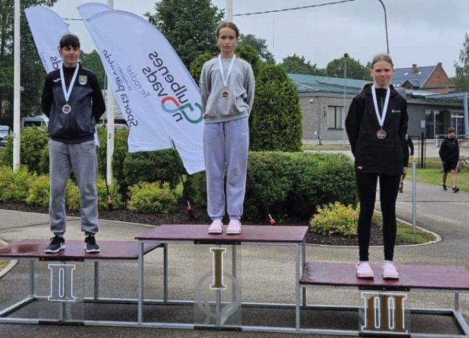 Vieglatlēti vasaras saulgriežu nedēļā enerģiju gūst sacensībās