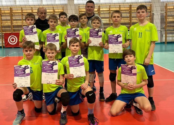 Volejbolisti pietuvojušies fināla cīņām, basketbolistiem kārtējais sabraukums.