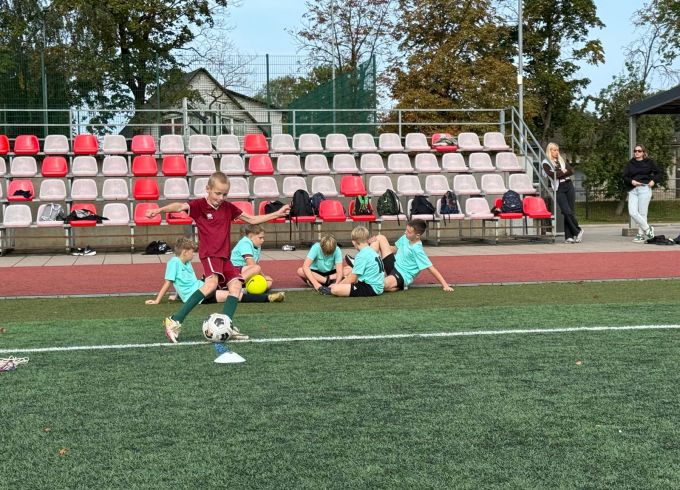 Skolu sportu uzsāk futbola sacensības