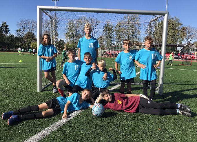 Mazo skolu futbolisti uzsāk cīņas