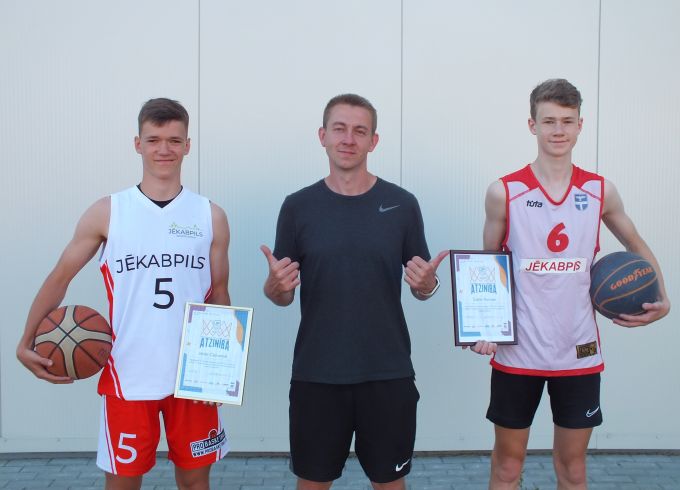 Jēkabpils Sporta skolas basketbolisti saņem Atzinības rakstus