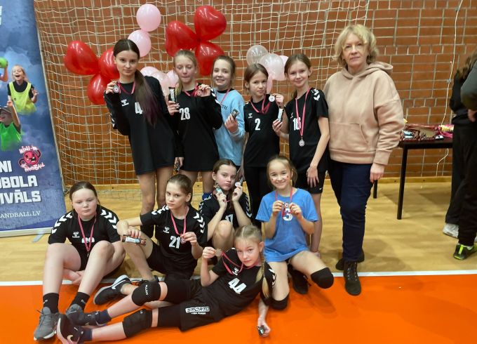  Sirsnīgā noskaņā aizvadīts pirmais šī gada mini handbola festivāls