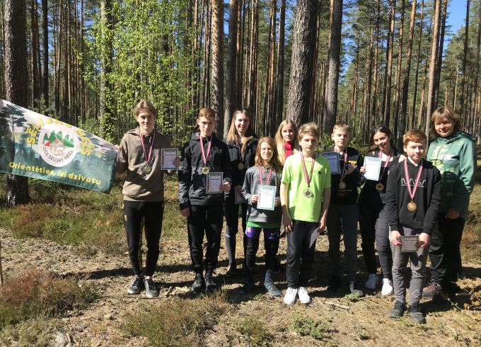 Skolēni sacenšas orientēšanās sportā