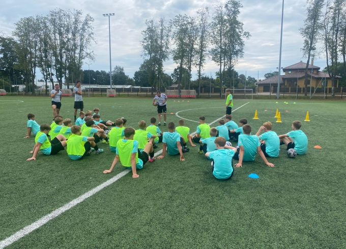 Futbolistiem treniņš aizvadīts neierastā formātā