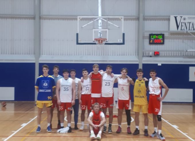 Basketbolisti laukumā tiekas ar bijušajiem komandas biedriem 