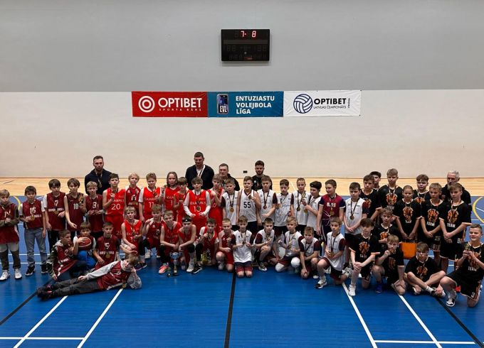 Basketbolā iegriež puteni