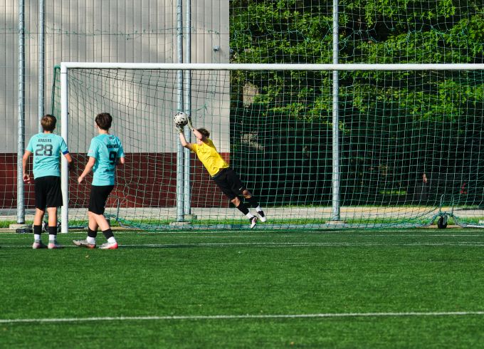 Futbolistiem uzvara un neizšķirts Latvijas Jaunatnes čempionātā
