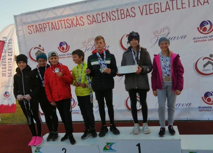 Vieglatlēti no sacensībām pārved desmit godalgas