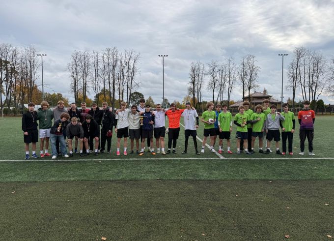 Viesītes vidusskolas futbolisti uzvar skolu sacensību noslēgumā