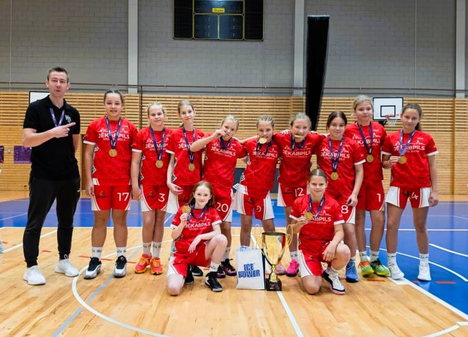 Basketbolistes pirmo posmu aizvada spīdoši