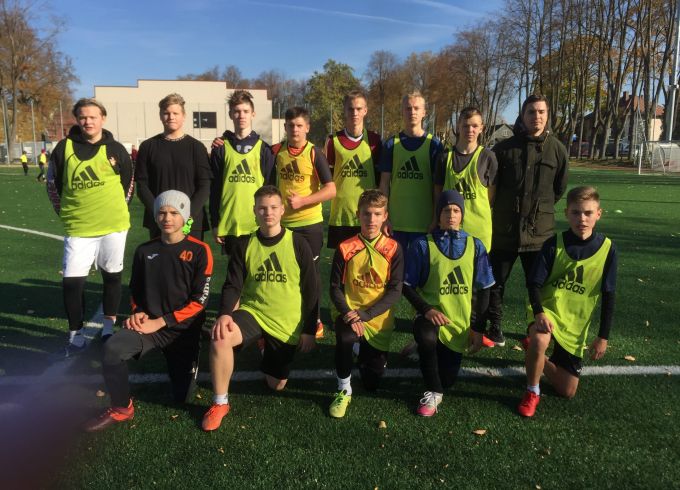 Futbols lielo skolu grupā