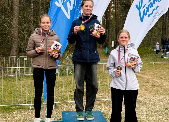 Vieglatlēti piedalās Grīvas pavasara krosā