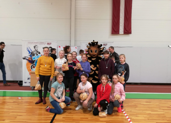 Handbolistēm lielisks sniegums minihandbola festivālā
