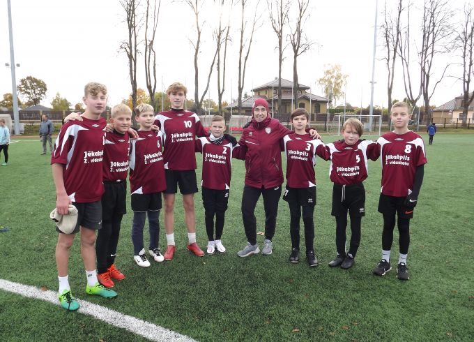 Spēlē lielo skolu jaunāko grupu futbolisti
