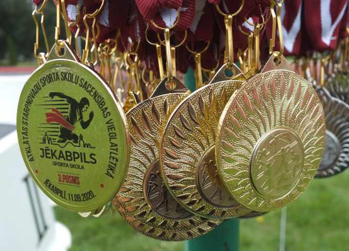 Vieglatlēti atklātajās starpnovadu sporta skolu sacensībās