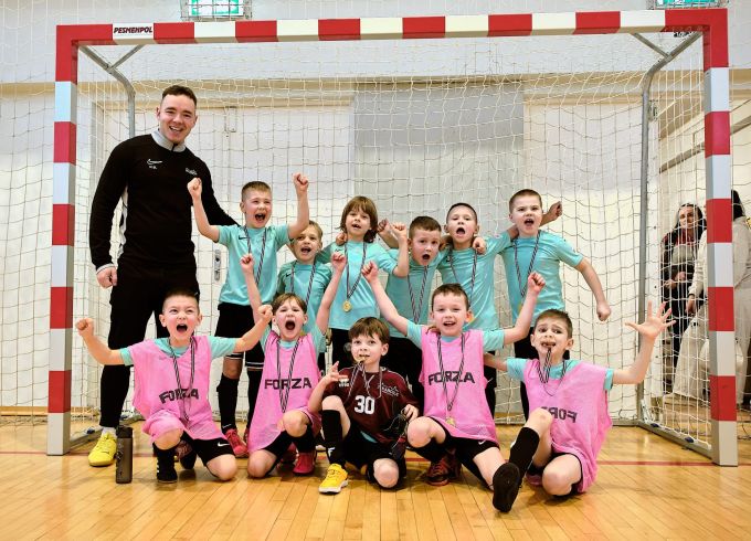 Jaunie futbolisti Rīgā apliecina drosmi un azartu