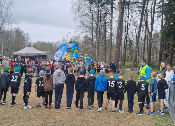 Vieglatlēti noskrien tradicionālo pavasara krosu Līvānos