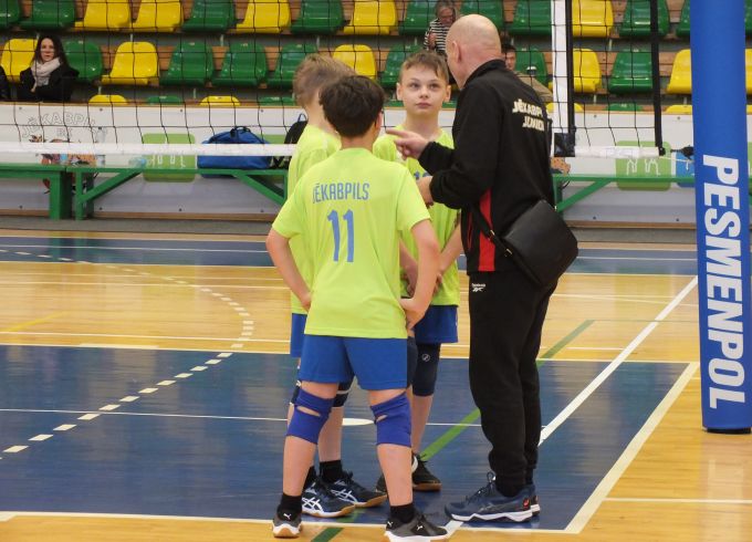 Volejbolā sabraukums jaunākajiem čempionāta dalībniekiem