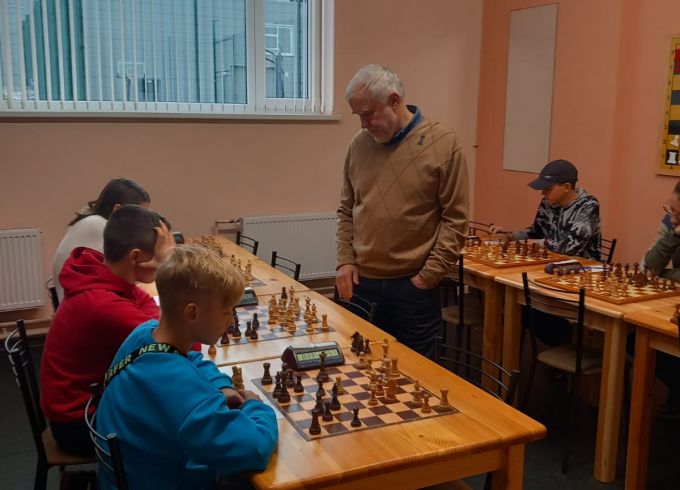 Jaunie šahisti piedalās simultānspēles seansā
