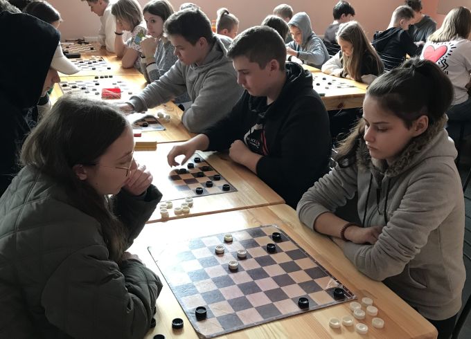 Sacenšas lielo skolu dambretisti